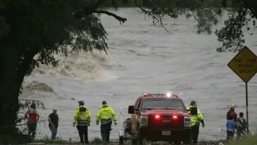 Aumentan a 24 los fallecidos por inundaciones en Texas: siguen desaparecidas más de 20 niñas de un campamento