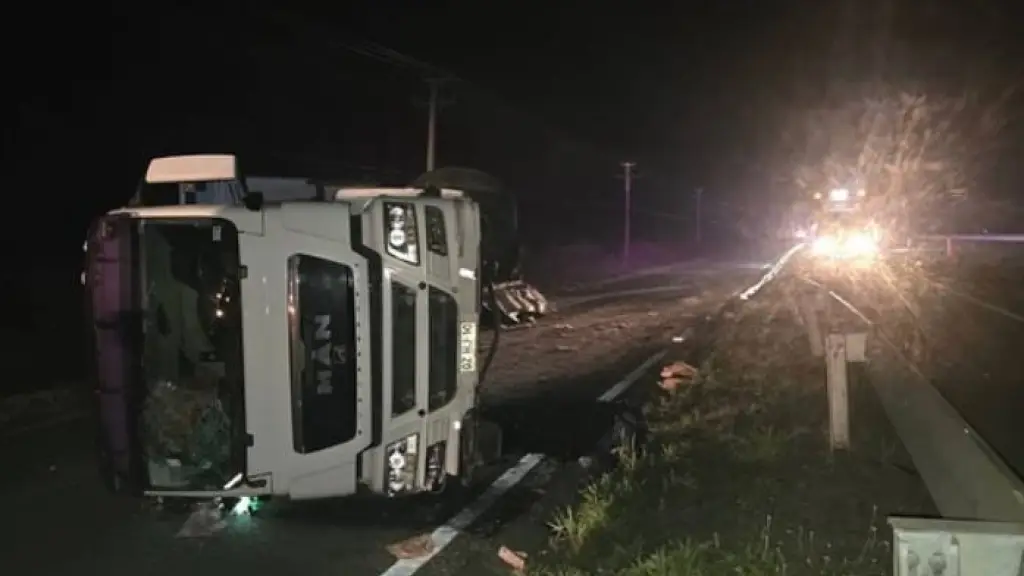 Camión termina volcado en caletera de la Ruta 5 Sur de Los Ángeles, La Tribuna
