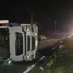 Camión termina volcado en caletera de la Ruta 5 Sur de Los Ángeles, La Tribuna