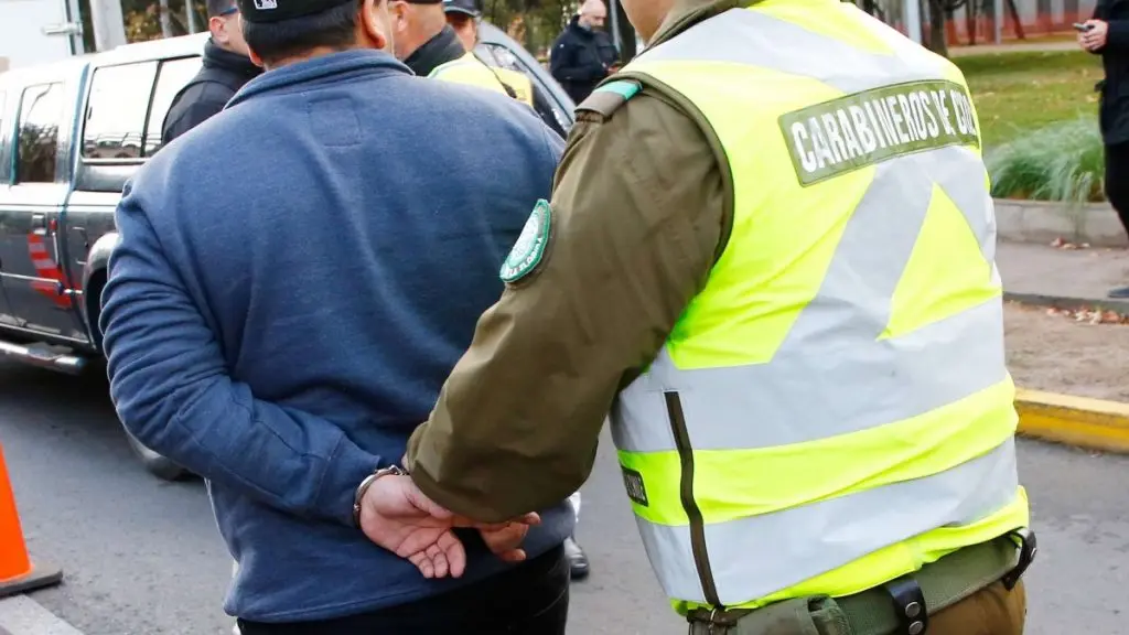 Delincuente con arresto domiciliario total fue detenido mientras merodeaba casas en Pallihue, La Tribuna