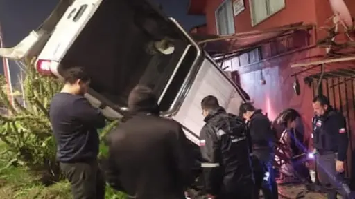Camioneta perdió el control y quedó incrustada en una vivienda de Macul 