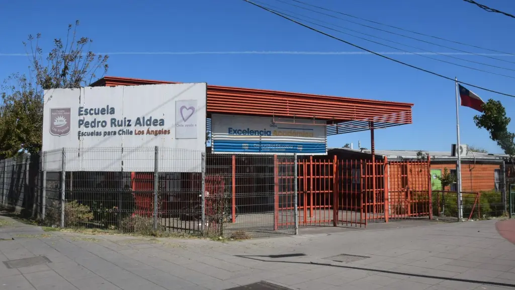 La parlamentaria acusó un preocupante abandono de dos establecimientos educacionales de Los Ángeles, entre los que se encuentra la Escuela Pedro Ruiz Aldea. / Comunicaciones Karen Medina