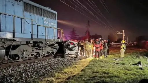 Tres personas mueren tras colisión entre auto y tren de carga