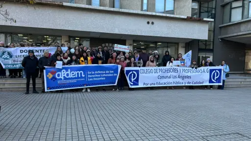 Profesores y asistentes de la educación se movilizan en Los Ángeles por descuentos en sus sueldos 