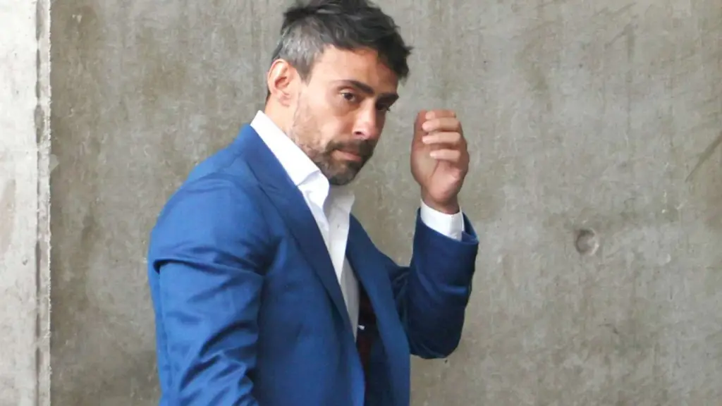 El imputado enfrenta cargos por delitos sexuales y permanece con arresto domiciliario nocturno., Aton