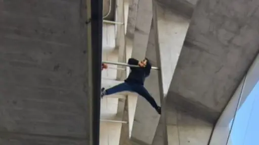 Imputado brasileño amenaza con lanzarse desde el quinto piso del Centro de Justicia en Santiago