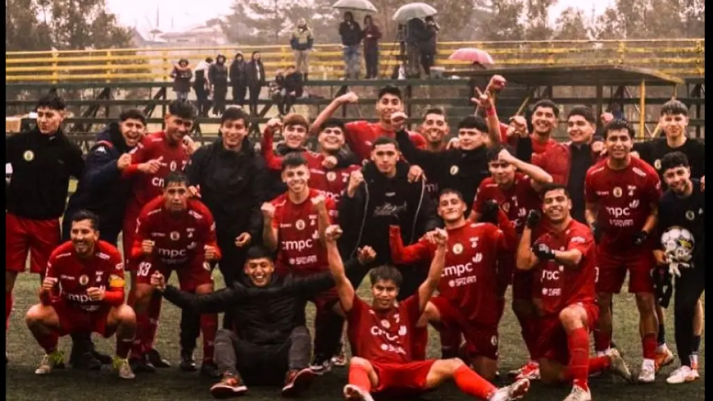 Un gol agónico dejó a Nacimiento como el justo ganador ante Cajón del Maipo. Los jugadores lo celebran bajo la lluvia, Nacimiento CDSC