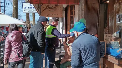 Transeúnte resulta lesionado tras caer en vereda en mal estado en pleno centro de Los Ángeles