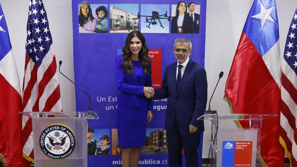 La secretaria de Seguridad Nacional de Estados Unidos, Kristi Noem, junto al ministro de Seguridad Pública de Chile, Luis Cordero (d), este 30 de julio de 2025, en Santiago (Chile),  EFE/ Elvis González