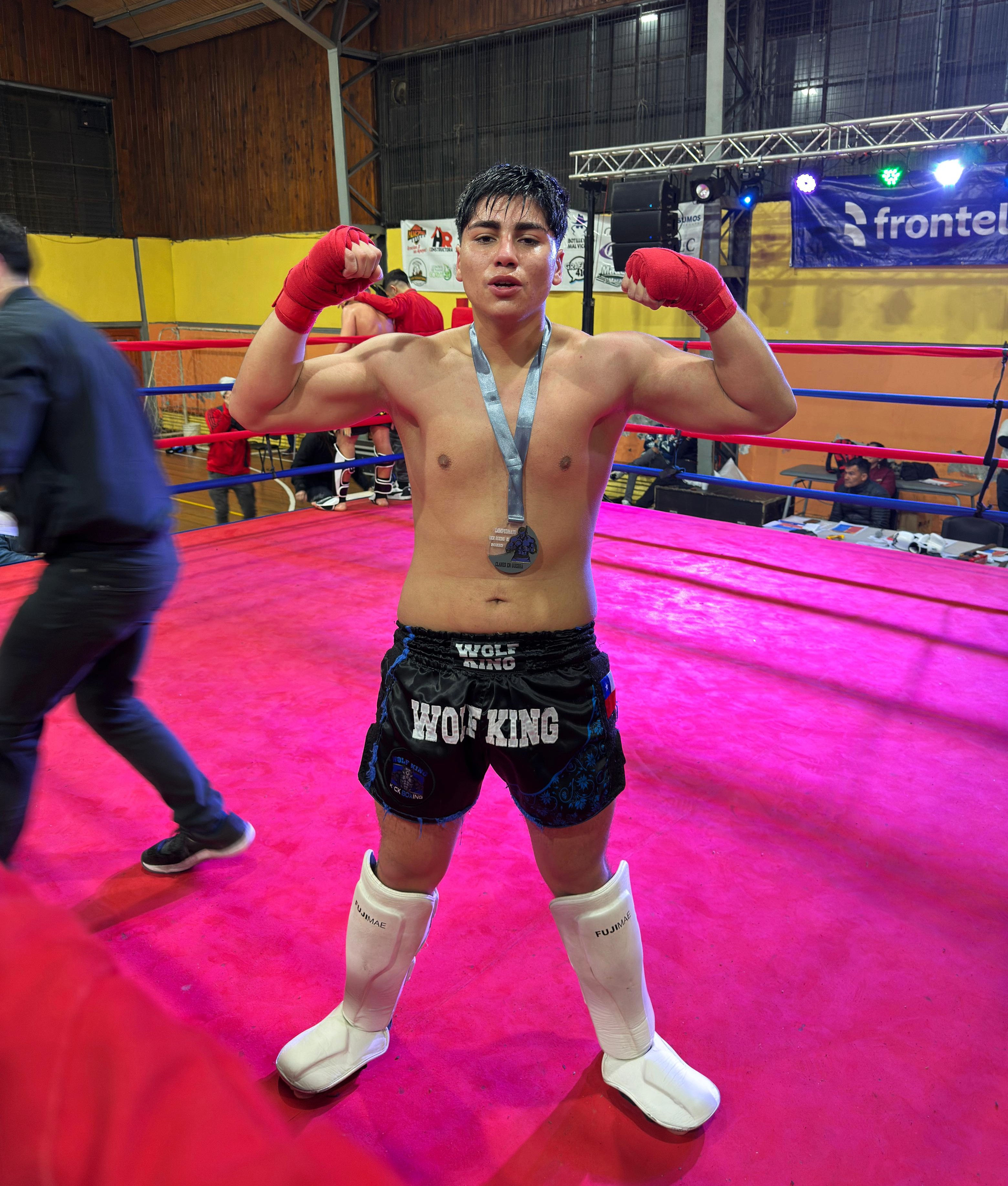 Lucas Torres -71 kilos, luce con orgullo su medalla de plata / La Tribuna