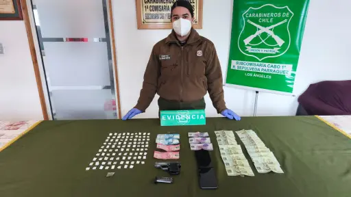 Descubren a sujeto usando identidad falsa mientras escondía droga y arma de fantasía durante patrullaje en Los Ángeles