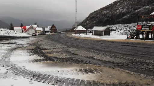 Nevadas en Laguna del Laja activan despliegue de maquinaria de Vialidad para mantener rutas operativas