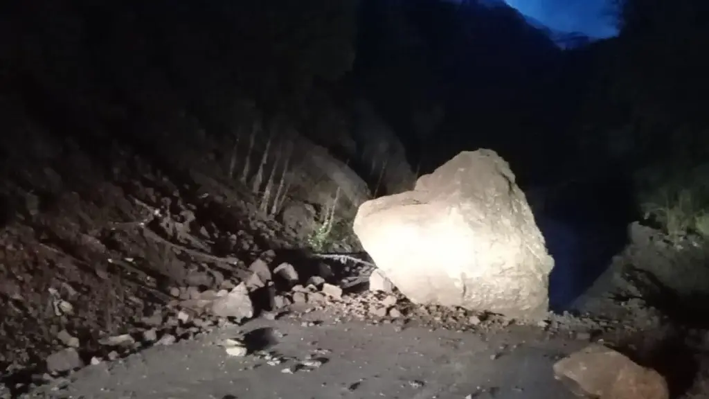 Desprendimiento de roca en camino emplazado en el sector de Termas de Nitrao, Municipalidad Alto Biobío