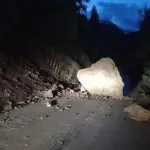 Desprendimiento de roca en camino emplazado en el sector de Termas de Nitrao, Municipalidad Alto Biobío