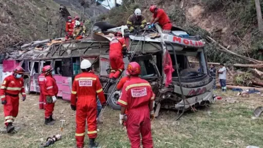 Tragedia en carretera peruana deja 18 fallecidos tras volcamiento de bus en Junín