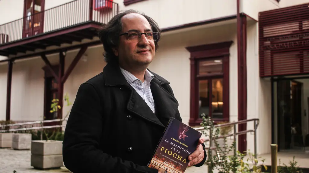 Carlos Ilabaca muestra su novela donde un buscador de tesoros sigue las huellas del símbolo perdido de O’Higgins., Fotos créditos: Rudy Muñoz / Uno Noticias