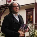 Carlos Ilabaca muestra su novela donde un buscador de tesoros sigue las huellas del símbolo perdido de O’Higgins., Fotos créditos: Rudy Muñoz / Uno Noticias