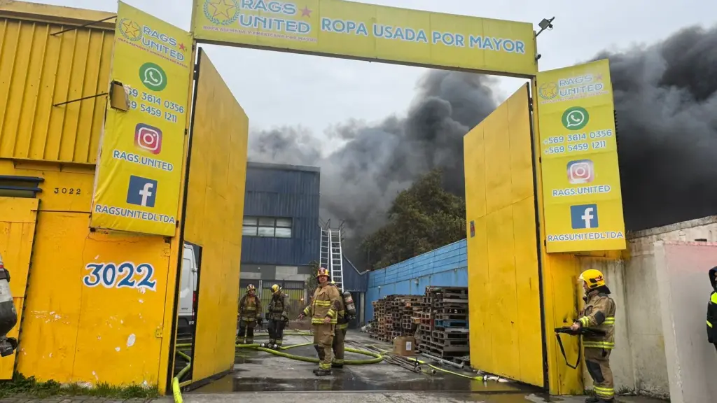 Incendio afectó a empresa comercializadora de ropa usada., DPR Biobío