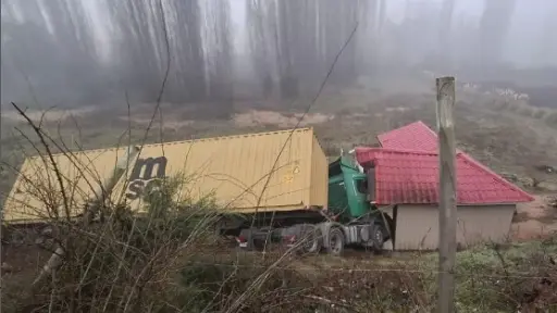 Conductor pierde el control de camión e impacta a una vivienda en Nacimiento