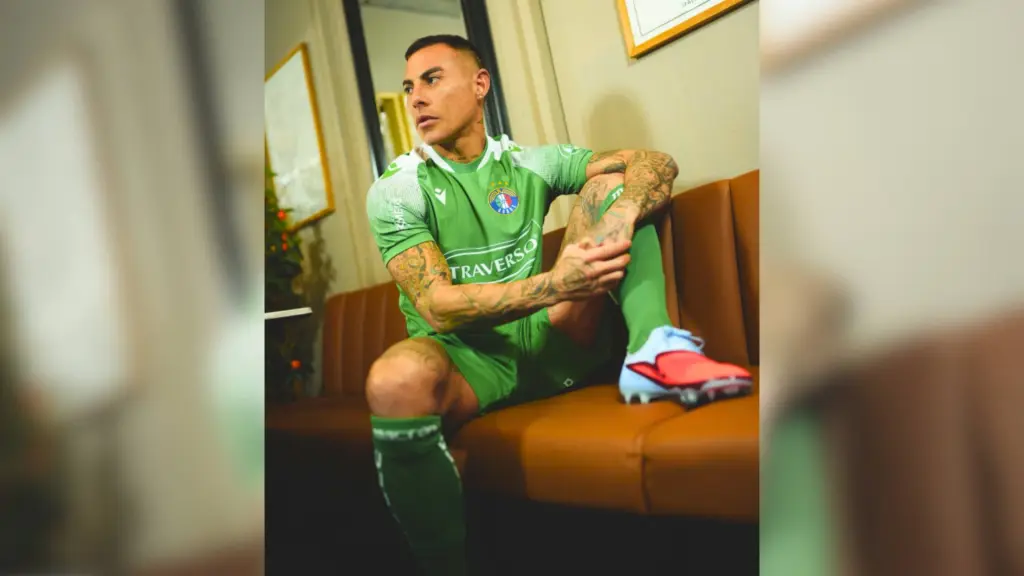 Eduardo Vargas luce la camiseta de Audax Italiano, su nuevo equipo a partir del 24 de julio de este año.