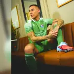 Eduardo Vargas luce la camiseta de Audax Italiano, su nuevo equipo a partir del 24 de julio de este año.