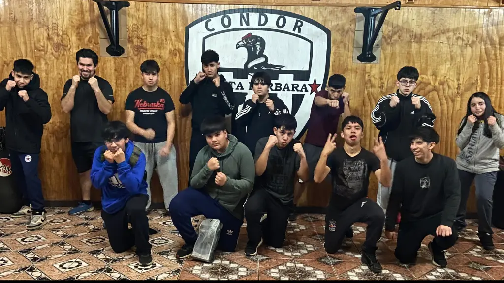 Parte de los alumnos de la Escuela de José Quiñones, La Tribuna