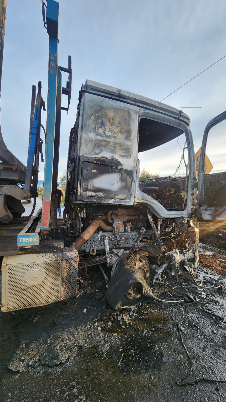 La cabina del camión, donde se concentra la mayor parte del valor del vehículo, fue completamente consumida por el fuego. Según el afectado, los atacantes actuaron con precisión. / Cedida