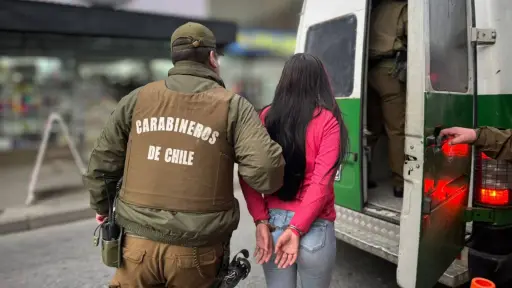 Detienen a mujer por venta de drogas en centro de Los Ángeles: tenía antecedentes por porte ilegal de armas