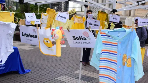 Más de 40 niños y niñas menores de tres años viven en residencias en la región por falta de familias de acogida