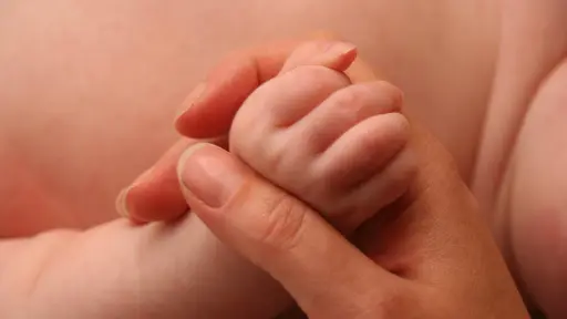 Lactante de 9 meses en riesgo vital tras quemaduras y posible intoxicación con cocaína: madre y padrastro detenidos