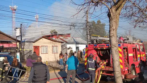 Incendio afectó a vivienda de Avenida Los Ángeles: tránsito estuvo cortado por operativo de emergencia