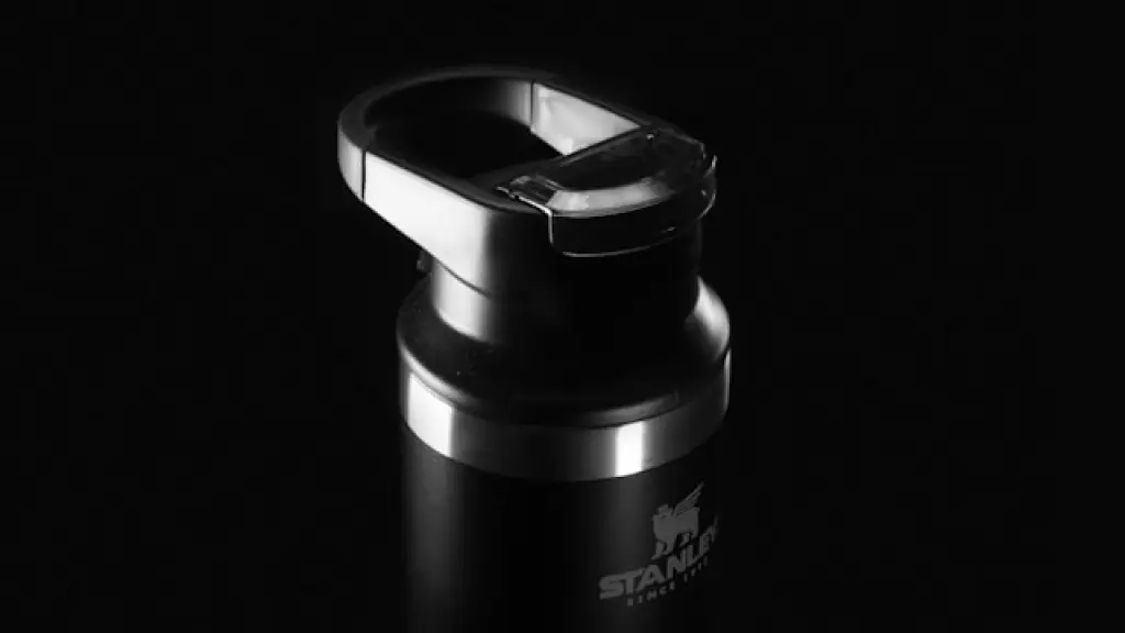 Las tazas suelen ser más anchas y se usan más en casa, mientras el mug tiene tapa hermética y sirve tanto en movimiento como en reposo.