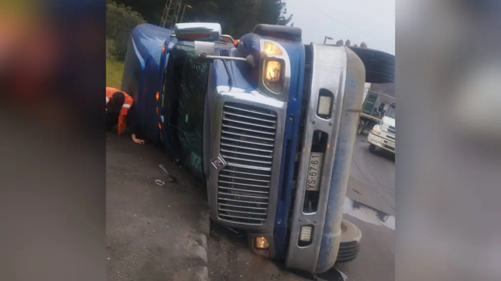 Volcamiento de camión genera derrame de combustible en Talcahuano: tránsito afectado hacia Hualpén, Diario La Tribuna