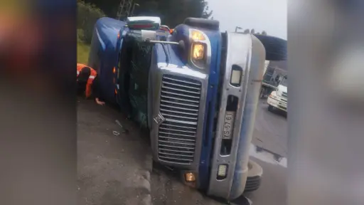 Volcamiento de camión genera derrame de combustible en Talcahuano