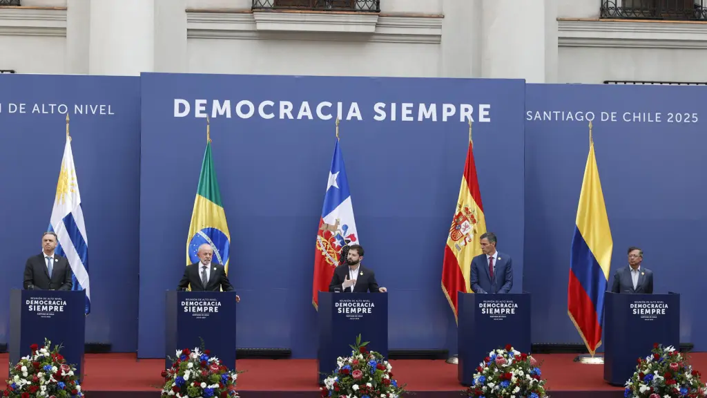 De izquierda a derecha: el presidente de Uruguay, Yamandú Orsi; el presidente de Brasil, Luiz Inácio Lula da Silva; el presidente de Chile, Gabriel Boric; el presidente del Gobierno de España, Pedro Sánchez, y el presidente de Colombia, Gustavo Petro, durante una declaración conjunta en el marco de la cumbre en defensa de la democracia, este lunes, en el Palacio de La Moneda, en Santiago (Chile),  EFE/ Elvis González
