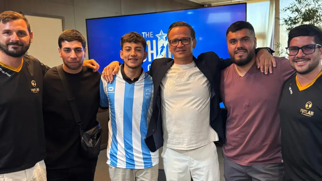 Alonso Martínez posa con la camiseta de su nuevo club junto al gerente deportivo general del BSK 1993 de Austria, además de personeros de Futlab y Go Academy, La Tribuna