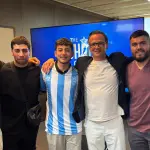 Alonso Martínez posa con la camiseta de su nuevo club junto al gerente deportivo general del BSK 1993 de Austria, además de personeros de Futlab y Go Academy, La Tribuna