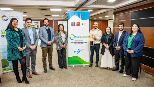 Biobío marca un hito nacional al producir el primer litro de combustible de aviación hecho con plásticos reciclados