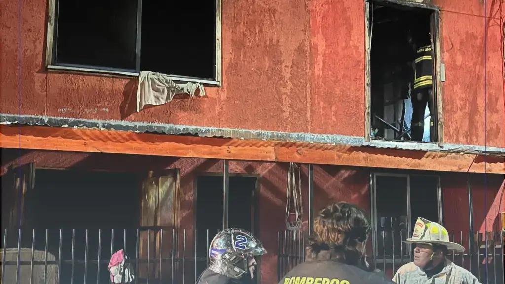 El incendio afectó a una casa del pasaje Peumo de Villa Araucaria , Municipalidad de Santa Bárbara