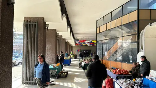 Feria Campesina se muda bajo techo: agricultores se debaten entre la gratitud y la incertidumbre