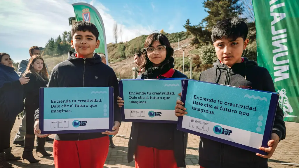 Entrega Beca TIC y Becas JUNAEB Municipalidad de Laja. | Municipalidad de Laja