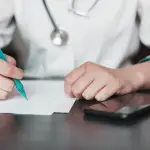 La decisión contempla medidas como la revocación de permisos de residencia, entre otras., Freepik