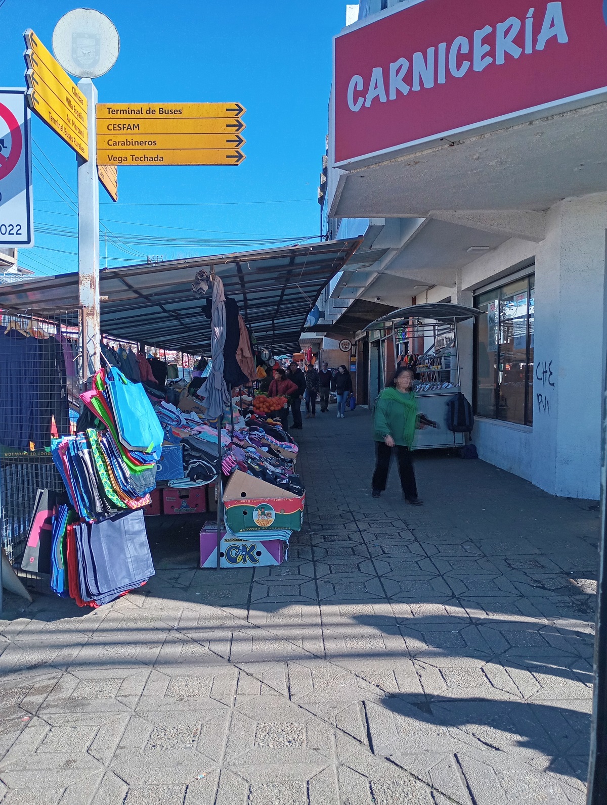 La municipalidad propone trasladar los puestos autorizados desde sus ubicaciones actuales hasta las calles Rengo (la imagen) o Tucapel. / Nicolás Maureira | La Tribuna