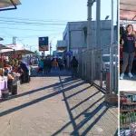 Comerciantes aseguran que el cambio a calles Rengo o Tucapel es inviable por falta de espacio y arraigo. Afirman que ya ordenaron el sector y piden diálogo directo con el alcalde.