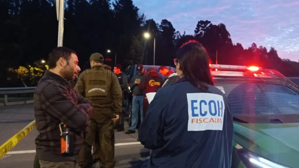 iscalía y Carabineros ejecutan acciones investigativas y levantan evidencias en el sitio del suceso y en el automóvil utilizado por los agresores.