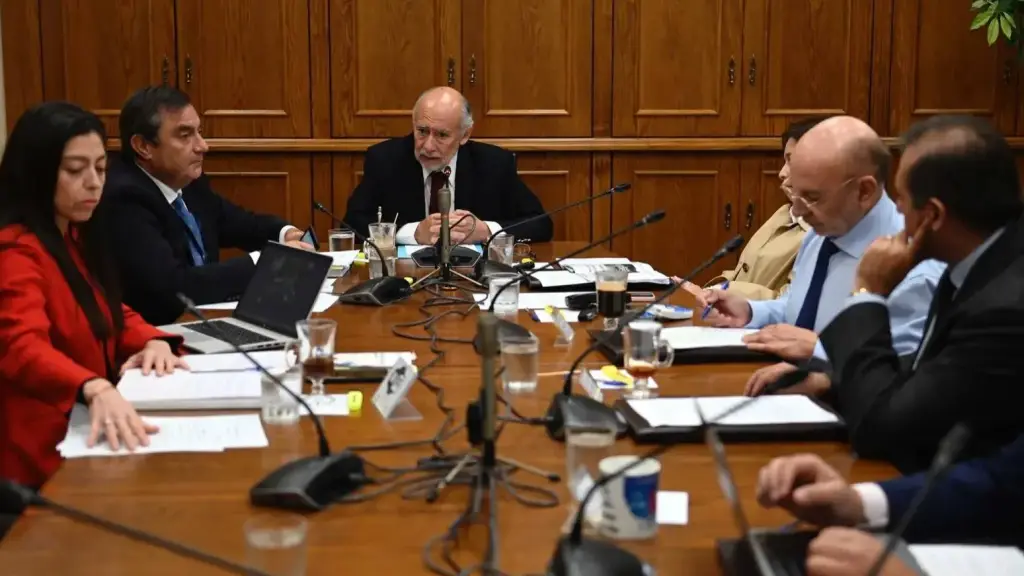La Comisión de Salud del Senado comenzó el análisis del proyecto que establece carencia de dos días para licencias médicas en el sector público y fortalece la fiscalización para evitar fraudes como el que involucró a 25.000 funcionarios, Senado de Chile