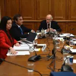 La Comisión de Salud del Senado comenzó el análisis del proyecto que establece carencia de dos días para licencias médicas en el sector público y fortalece la fiscalización para evitar fraudes como el que involucró a 25.000 funcionarios, Senado de Chile