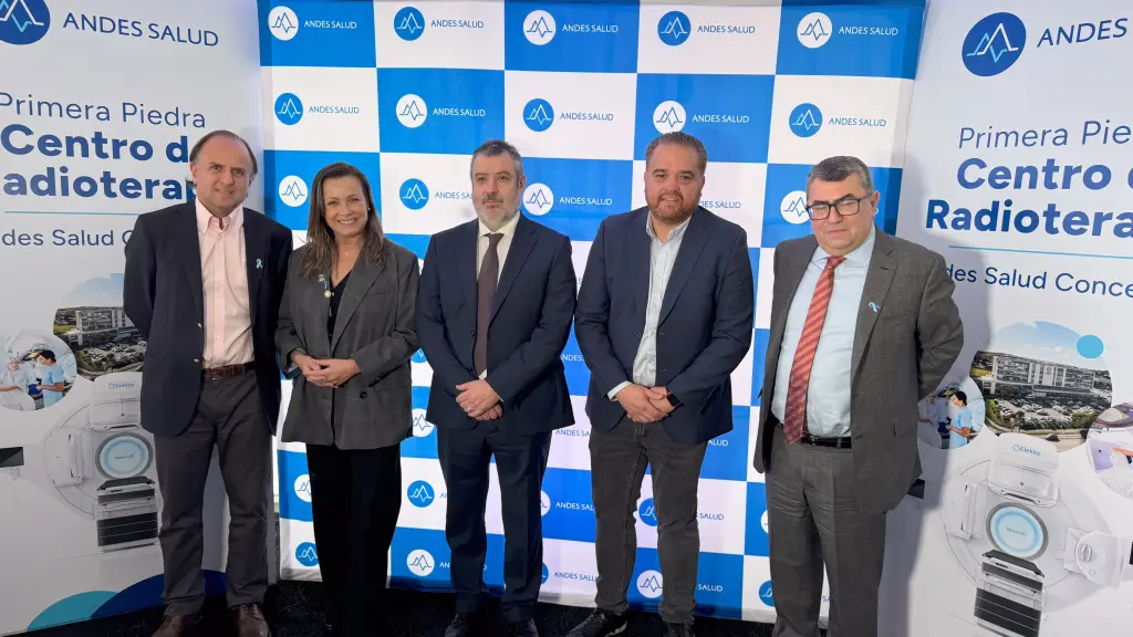 Seremi de Salud, Eduardo Barra; Camilo Cid, Director Nacional de Fonasa; el Gobernador Regional, Sergio Giacaman; Claudia Conserva, conocida animadora nacional y el jefe del Centro de Oncología de Andes Salud Concepción, doctor Fernando Ibieta. / Andes Salud