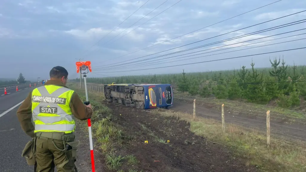 El vehículo perdió el control y terminó fuera de la calzada; tránsito presenta cortes parciales mientras se retira el transporte.
