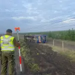 El vehículo perdió el control y terminó fuera de la calzada; tránsito presenta cortes parciales mientras se retira el transporte.